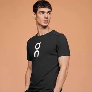 On Men's Graphic T Shirt in great condition. Size XL runs small